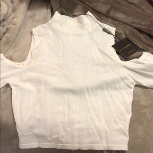Cold shoulder white crop